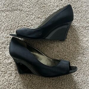 Women’s Bandolino Open-toed Wedge Heels in Black Size 8.5